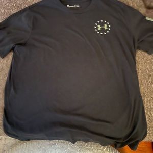 Mens XL under armor tee